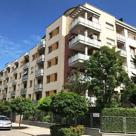 Harmony - Balcony, Ac, Free Parking, Metro, Self Check-in