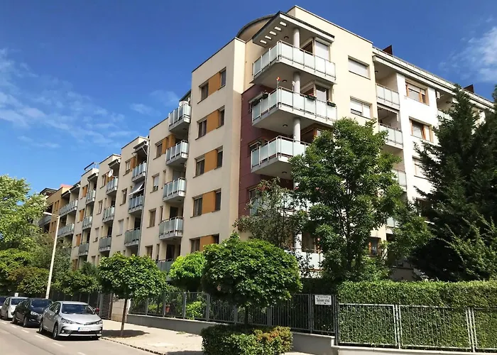 Harmony - Balcony, Ac, Free Parking, Metro, Self Check-in